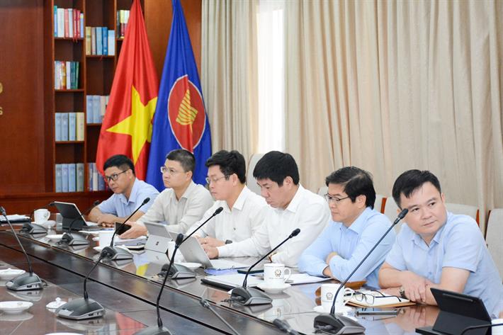 Representatives of units under the Ministry of Education and Training at the meeting