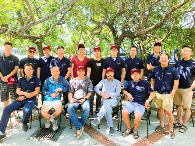 Tran Viet Hung (4th from left) with other Bach Khoa alumni in Silicon Valley. They are talented engineers, researchers, and managers from giant technology companies such as Facebook, Google, Uber, Adobe,... to startups.